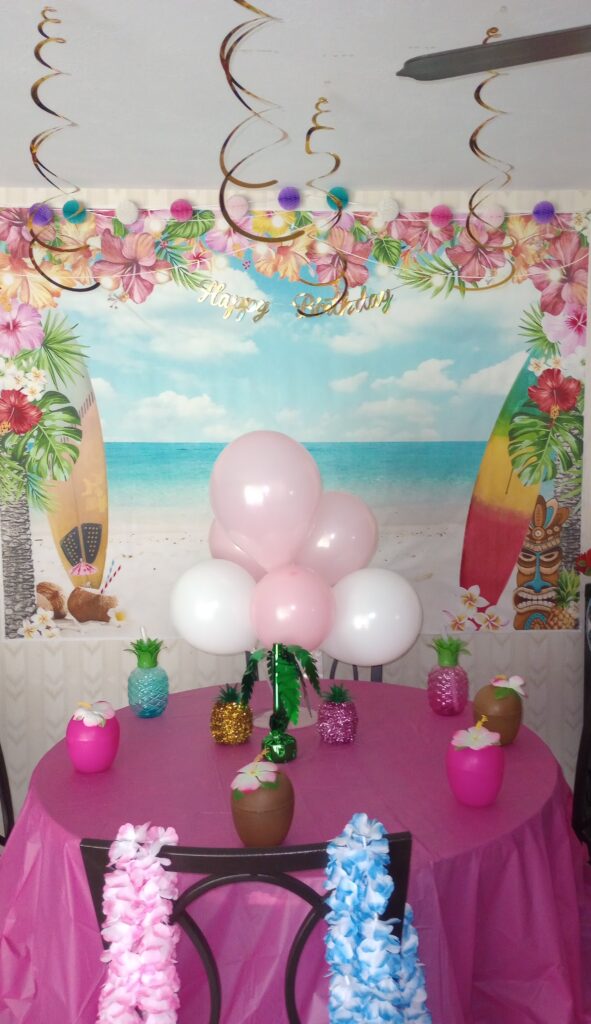 beach backdrop with balloon centerpiece4