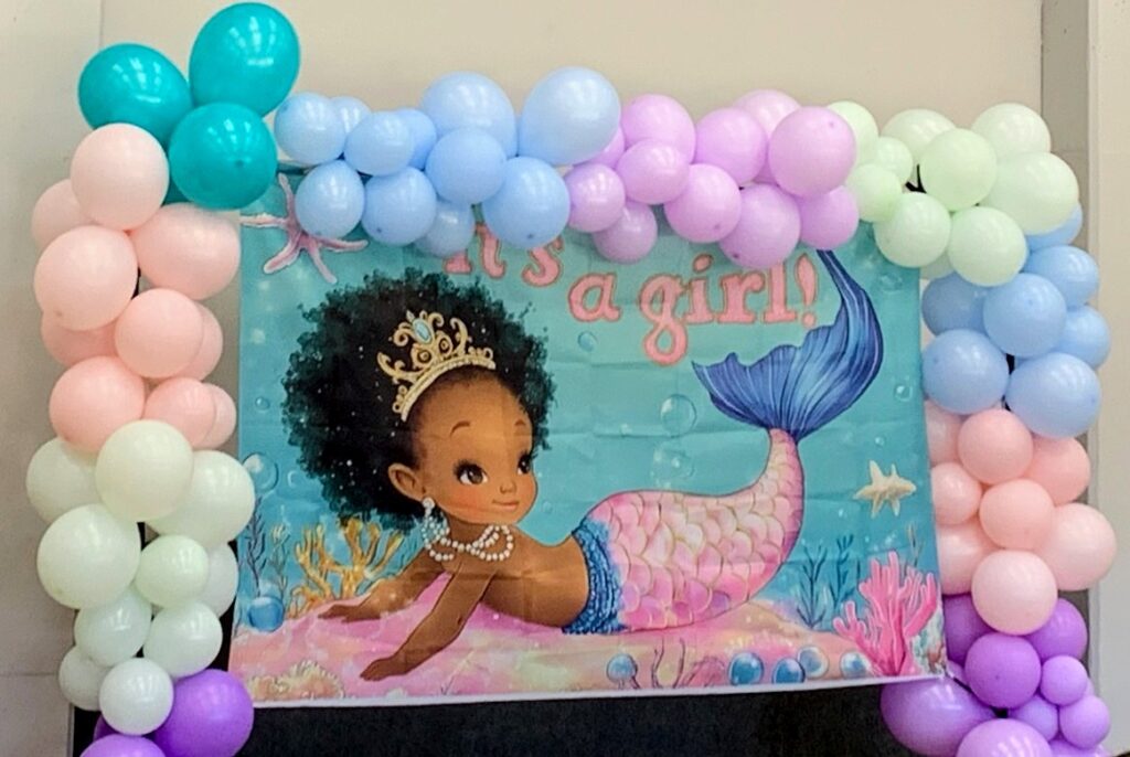 mermaid babyshower backdrop with balloon arch2